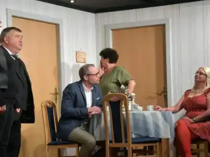 Sorgten Anfang November auf der B&uuml;hne im Gasthaus Kempermann in Gro&szlig;enkneten f&uuml;r reichlich Unterhaltung: (von links) Lena Greger-Schlund, Eckhard Nappe, Mario Kassens, Sabine Meyer und Inka Sch&auml;fer von &bdquo;De Spaa&szlig;maker&ldquo;. Nun treten sie in Sage auf.