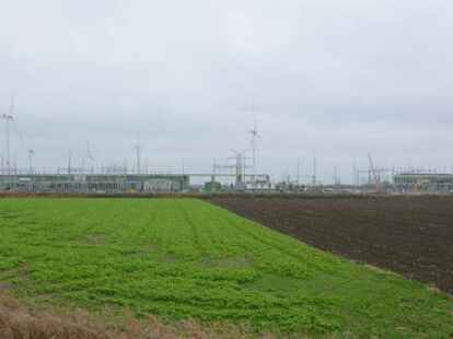 Vor dem Umspannwerk wird bald noch mehr Energie gewonnen: die Fl&auml;che im Borssumer Hammrich f&uuml;r das Wasserstoffwerk der EWE.