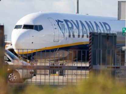 Eine Ryanair Maschine steht auf dem Gelände des Flughafens Bremen.  (Symbolbild)