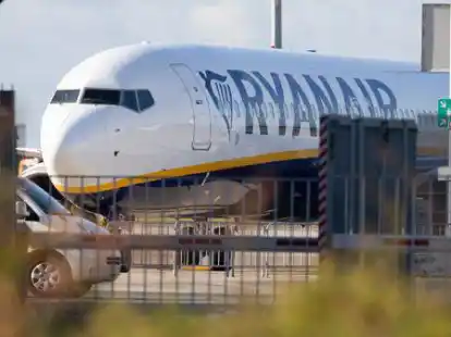 Eine Ryanair Maschine steht auf dem Gel&auml;nde des Flughafens Bremen.  (Symbolbild)