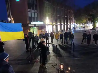 Bei der Mahnwache am 7. November kamen circa 70 Personen zusammen. Aufgrund des Weihnachtsmarktes in Leer musste die Aktion vom Denkmalsplatz auf den Liesel-Aussen-Platz umziehen, wo sie aber gut angenommen wird, wie Mit-Organisatorin Mechthild Tammena sagt.