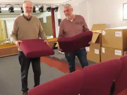 Haben am Mittwoch schon mal den Aufbau einer ersten &bdquo;Testreihe&ldquo; gestartet: Klaas-J&uuml;rgen Klaa&szlig;en von den ehrenamtlichen B&uuml;hnenbauern und Friesenb&uuml;hnen-Vorsitzender Karl-Peter Frerichs.