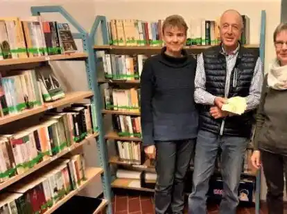 Durch das besondere Engagement von Brunke Wilken konnten die B&uuml;cherei-Mitarbeiterinnen Jutta Reinert (rechts) und Anke Twiestmeyer wieder eine Reihe neuer Medien beschaffen.