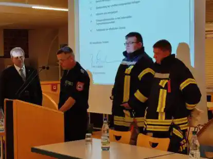 H&ouml;rten der Rede vom Feuerwehrmann Bernd Oltmanns (Mitte) mit versteinertem Gesicht zu: (v. l.) B&uuml;rgermeisterin Hilke Looden und Ausschussvorsitzender Roelf Odens.