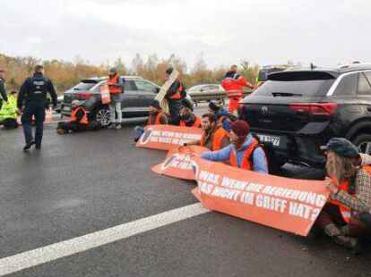 Aktivisten der Letzten Generation haben schon am 18. November die A113 die Zufahrt zum Flughafen BER aus Richtung Berlin blockiert. Nun sind sie sogar aufs Flughafengelände gelangt.