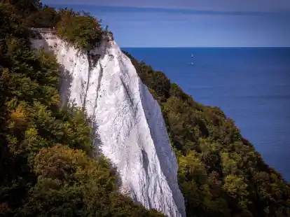 Der Aussichtspunkt direkt auf dem Felsen war Ende September abgesperrt worden. G&auml;ste sollen k&uuml;nftig &uuml;ber den sogenannten K&ouml;nigsweg laufen k&ouml;nnen, der an einem Mast befestigt &uuml;ber dem Kreidefelsen an R&uuml;gens K&uuml;ste schwebt.