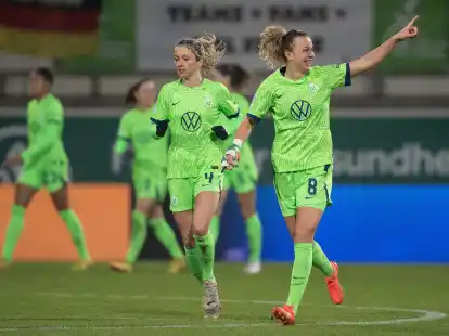 Wolfsburgs Lena Lattwein (r) traf gegen St. P&ouml;lten nach nur f&uuml;nf Minuten.