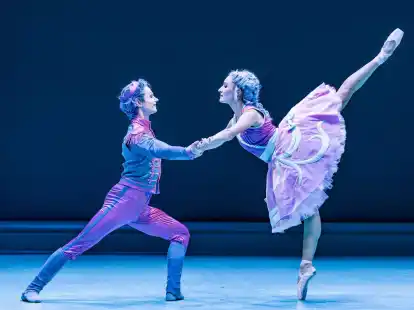 Stefan Kulhavec als Nussknacker-Prinz und Alessandra Armorina als Clara tanzen bei einer Probe f&uuml;r das Ballettst&uuml;ck &laquo;Der Nussknacker&raquo; in Cottbus.