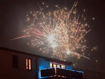 So sch&ouml;n, so gef&auml;hrlich: Verirrtes Feuerwerk kann einen voll gestellten Balkon in Brand setzen.