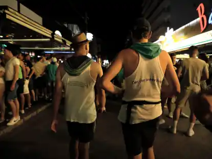 Vorwiegend junge Leute gehen durch die Schinkenstra&szlig;e im Party-Viertel Ballermann auf Mallorca.