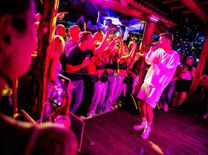 Schlagers&auml;nger Julian Sommer singt im Alpenmax. (Sina Schuldt/dpa)