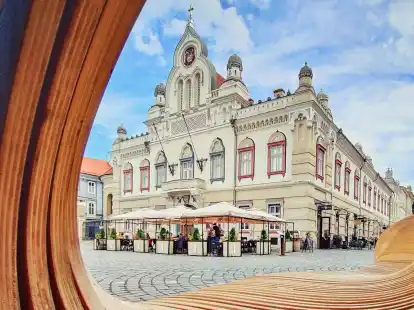 Blick auf ein Verwaltungsgeb&auml;ude der serbisch-orthodoxen Kirche am Unionsplatz in&nbsp;Temeswar.