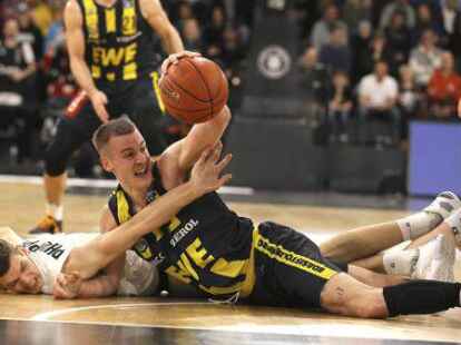 Kampf um den Ball mit allen Mitteln: Oldenburgs Trey Drechsel (rechts) gegen Hamburgs Christoph Philipps