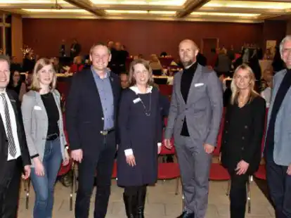 Pr&auml;sentation der Ergebnisse in der Wandelhalle (von links): Bad Zwischenahns B&uuml;rgermeister Henning Dierks, Laura Stulken (Stadtmarketing Westerstede), Westerstedes B&uuml;rgermeister Michael R&ouml;sner, Ina Schuler (Leiterin f&uuml;r Marketing und Tourismus in Bad Zwischenahn), Kurdirektor Dr. Norbert Hemken sowie Dr. Katja Zielke und Detlef Jarosch vom Beratungsunternehmen &bdquo;Project M&ldquo;.