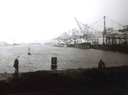 Hier hat der Erz&auml;hler viele Jahre in der Schiffsausr&uuml;stung gearbeitet: Blick in den Emder Hafen.