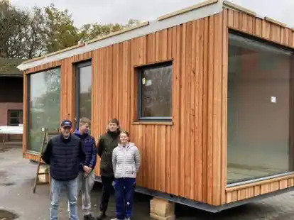 Ein fast fertiggestelltes Wohnmodul f&uuml;r zwei Bewohner:  (von links) Robert, Simon, Eric und Sina  von der Spiekerooger Hermann-Lietz-Schule.