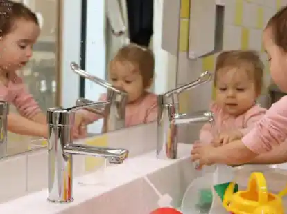 Wasserspa&szlig; in der Krippe der Kita Hannah Arendt.