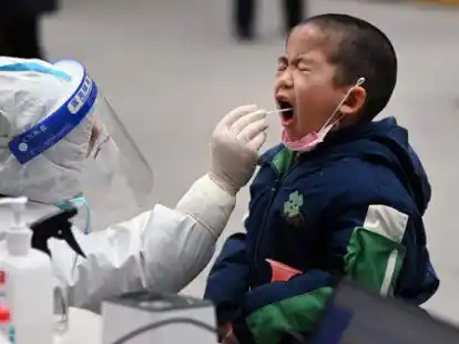Ein Bild von Anfang des Jahres, als in Xi&rsquo;an bereits ein mehrw&ouml;chiger Lockdown galt: Ein Kind wird in einem Testzentrum im Bezirk Xincheng  auf das Coronavirus getestet.