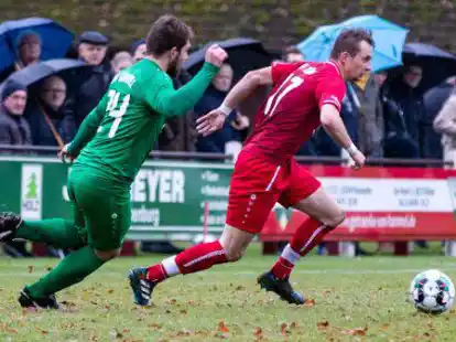 Th&uuml;les Tobias B&ouml;hmann (rechts) und seine Mitspieler zogen im Derby gegen den BV Garrel (hier Lukas Boll) den K&uuml;rzeren. Nun bekommen sie die n&auml;chste Chance auf einen Derbysieg.