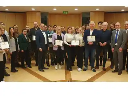Die Preistr&auml;ger mit den Gratulanten Dr. Wolfgang Wiese (Mitte), Ludger Kalkhoff (vorne, von rechts), Beiratsmitglied Bettina Kalkhoff-Schafmeyer, Garrels B&uuml;rgermeister Thomas H&ouml;ffmann, Vorstandsmitglied Heinz-Josef Schr&ouml;der,