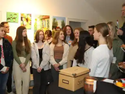 Ludger Bickschlag (rechts) f&uuml;hrte in die Ausstellung der Kinder und Jugendliche der Kunstschule von Michaela Rumpke ein.