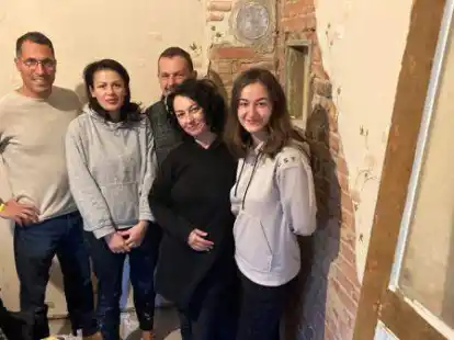 Gefl&uuml;chtete Frauen aus der Ukraine und Ehrenamtliche vom Verein &bdquo;Oldenburg hilft&ldquo; renovieren ein altes Bauernhaus an der Bloherfelder Stra&szlig;e.