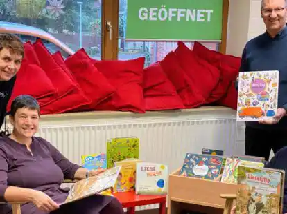 Die Mitarbeiterinnen der beiden Hatter Gemeindebibliotheken freuen sich gemeinsam mit dem B&uuml;rgermeister &uuml;ber die neuen Leser&auml;ume: (von links) Petra Opel, Marion Giron, Heidi Evers und Guido Heinisch.
