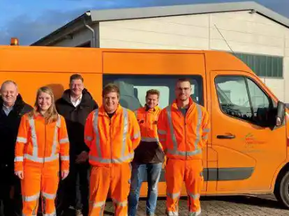 Drei neue Mitarbeitende (vorne) machen das Team im Wardenburger Baubetriebshof wieder komplett (von links): Frank Speckmann, Lina M&ouml;ller, Christoph Reents, Phil Oeltjenbruns, Jan Nitz und Jan Wunram.