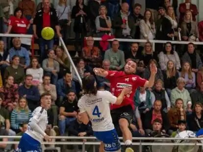 Alles reinwerfen, was geht: Der TVC (rotes Trikot) spielt in Delmenhorst.