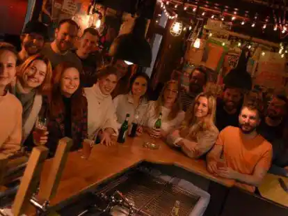 In der Stammkneipe: Der Oldenburger Kneipenchor bei einem &Uuml;bungsabend bei &bdquo;Frau Gunstmann&ldquo; an der Wallstra&szlig;e.