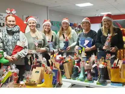 Haben am Freitagnachmittag die Nikolausstiefel f&uuml;r 330 Kinder aus der Gemeinde Gro&szlig;enkneten gef&uuml;llt: Mitglieder der Landjugend und Initiatorin Petra Spille-Kloft. Aktiv waren (von links) Hede B&ouml;ckmann, Lene B&ouml;ckmann, Jule Wilke, Marike Seeger, Talea Seeger, Petra Spille-Kloft, Julia Baumann und Katharina M&uuml;ller.