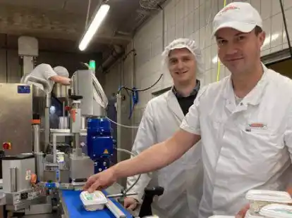 Hier l&auml;uft vegetarischer Fleischsalat vom Band: Lukas Bartsch (links) und Frerk Sander von der Fleischerei Bartsch haben auch Produkte ohne Fleisch im Angebot.