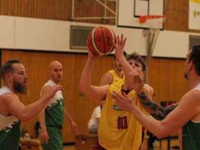 F&uuml;r die Zetel Tigers (gelbe Trikots) und die SG Cleverns-Sandel (in Gr&uuml;n) gibt es ein Wiedersehen auf dem Spielfeld.