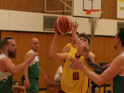 F&uuml;r die Zetel Tigers (gelbe Trikots) und die SG Cleverns-Sandel (in Gr&uuml;n) gibt es ein Wiedersehen auf dem Spielfeld.
