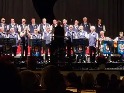 Der Shantychor Bootsmannkaffee gab ein Doppelkonzert im Centraltheater Brake.