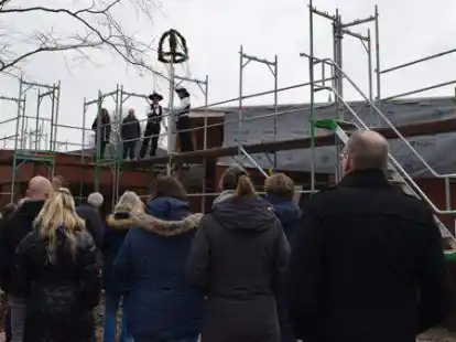 Neben dem Schulkollegium waren auch Nachbarn, Mitglieder der Verwaltung und des Gemeinderates zum Richtfest der Marienschule gekommen.