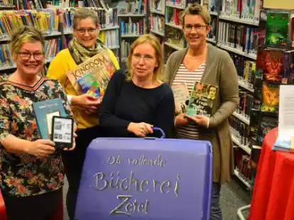 Anette Haupt-Koch, Antje Haschen, Ilka Weidh&uuml;ner und Monika Plant&ouml;r (von links) zeigen, dass die Mediathek in Zetel weit mehr als ausschlie&szlig;lich B&uuml;cher zur Ausleihe bietet. Auch Spiele, E-Book-Reader und Filme geh&ouml;ren zum Angebot, ebenso wie die &bdquo;Rollende B&uuml;cherei&ldquo; f&uuml;r Senioren, die nicht mehr selbst in die B&uuml;cherei kommen k&ouml;nnen.