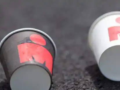 Das Zeichen einer Marke: Ironman-Trinkbecher liegen bei der WM auf Hawaii auf der Stra&szlig;e. 2023 gibt es sie dort nur f&uuml;r die Frauen.