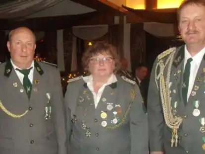 Wurden in ihren &Auml;mtern best&auml;tigt: Burkhard St&ouml;ck, 2. Vorsitzender des Gemeindesch&uuml;tzenbundes (von links), Wilfriede Meyer, 2. Sportleiterin, und der Vorsitzende Andreas Linke.