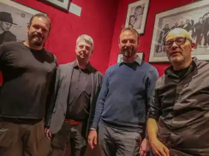 Gewinner beim &bdquo;Red Carpet Moments&ldquo;- Fotowettbewerb des Oldenburger Filmfests (v.l.): Dominic Jaeck (3.), Michael Bolte (1.), Eduard Peters (2.) mit Filmfest-Chef Torsten Neumann.