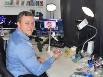 Aus seiner Wohnung in Ganderkesee heraus vertreibt Niklas Pistorius Sammelkarten von &bdquo;Yu-Gi-Oh!&ldquo; bis &bdquo;Pok&eacute;mon&ldquo;. Neue Kartensets enth&uuml;llt er regelm&auml;&szlig;ig live auf der VideoplattformTwitch.