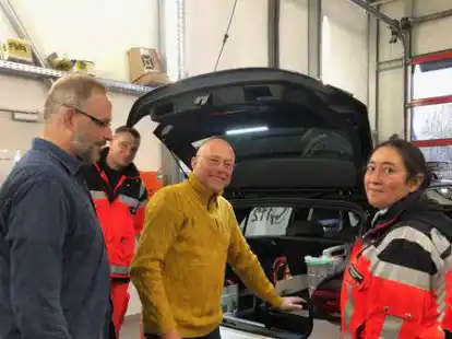 Der Systemtechniker Michael Krug (Mitte) erkl&auml;rt den beiden &Auml;rzten Frank Kortenhorn (links) und Annick Goltz die Besonderheiten des neuen Einsatzfahrzeugs.