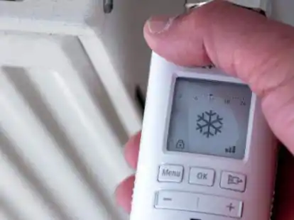 Auf einem digitalen Heizungsregler wird das Frostzeichen angezeigt und signalisiert einen abgestellten Heizk&ouml;rper. F&uuml;r den Fall, dass im Winter Gas fehlt oder reduziert ist, will die Stadt Leer ihren B&uuml;rgern &bdquo;W&auml;rme-Inseln&ldquo; auf Aufw&auml;rmen anbieten.