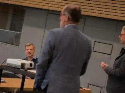 Studienleiter Professor Dr. Thomas Gro&szlig;b&ouml;lting, der Interventionsbeauftragte des Bistums M&uuml;nster, Peter Frings (Mitte), und Moderator Dr. Marc R&ouml;bel (rechts) im Gespr&auml;ch mit kirchlichen Mitarbeitenden