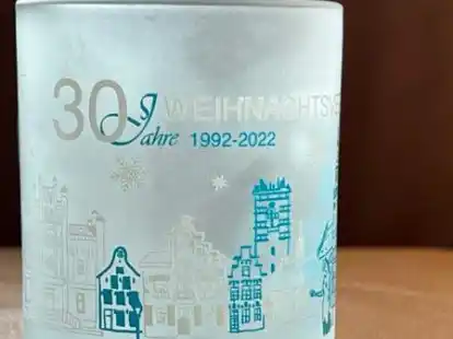 Hat sich zum Renner entwickelt: Die &bdquo;Jubil&auml;umsedition&ldquo; des Leeraner Gl&uuml;hweinbechers. Der Becher ist erstmalig aus Glas gefertigt. 16.000 Exemplare befinden sich in der Weihnachtsverlosung.