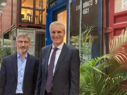 R&uuml;sten ihr Unternehmen und sehen optimistisch in die Zukunft (v.li.): Ralf Ramke, kaufm&auml;nnischer Gesch&auml;ftsf&uuml;hrer, und B&uuml;fa-Chef Felix Thalmann &ndash; hier im Inkubator-Dorf f&uuml;r innovative Unternehmen an der August-Hanken-Stra&szlig;e.