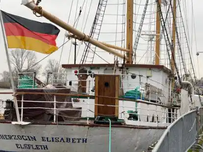 Der Dreimast-Gaffelschoner &bdquo;Gro&szlig;herzogin Elisabeth&ldquo; liegt an der Kaje in Elsfleth.