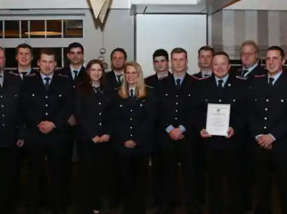 Funktionstr&auml;ger pr&auml;sentieren sich nach der JHV der Freiwilligen Feuerwehr Gro&szlig; Ippener (von links): Sebastian Hohnholz, Hergen Horstmann, Henrik Winkler, Julius Winkler, Nico Kowalski Perez, Emma Pleus, Marvin Bruns, Maike Kieselhorst, Tino Kowalski Perez, Tim Kohlmann, Hauke Eichler, Carsten Schr&ouml;der, Stefan Pleus, Christian Bruns und Gemeindebrandmeister Nico Sparkuhl