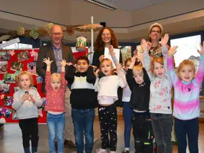 Als erste Einrichtung in Niedersachsen wurde die Kita Sonnenblume am Freitag mit der Waldk&ouml;nner-Auszeichnung geehrt. Der Einrichtungsleiterin Silvia Oberschelp (von rechts) gratulierten Maren Szymiczek und Neidhard Varnhorn.