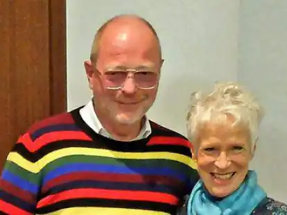 Vorsitzender Dr. G&uuml;nther Klaushenke begl&uuml;ckw&uuml;nschte das neue Ehrenmitglied Christiane Hagemann